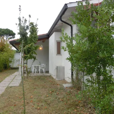 Comfy With Private Garden And Parking
