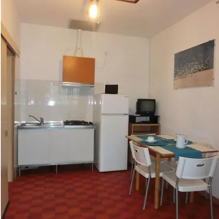 Comfy With Private Garden And Parking Appartement *